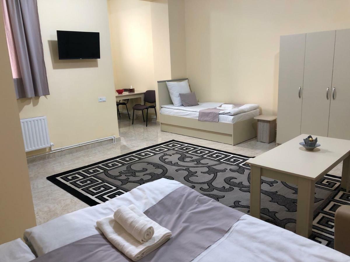 Lind Guest House B&B Gyumri Bagian luar foto